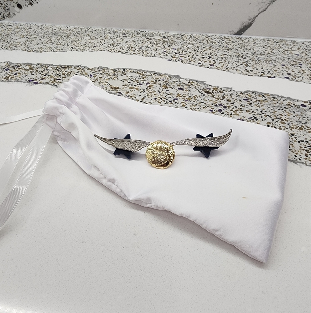 Wizarding World of Harry Potter Golden Snitch Pin - Picture 2 of 3
